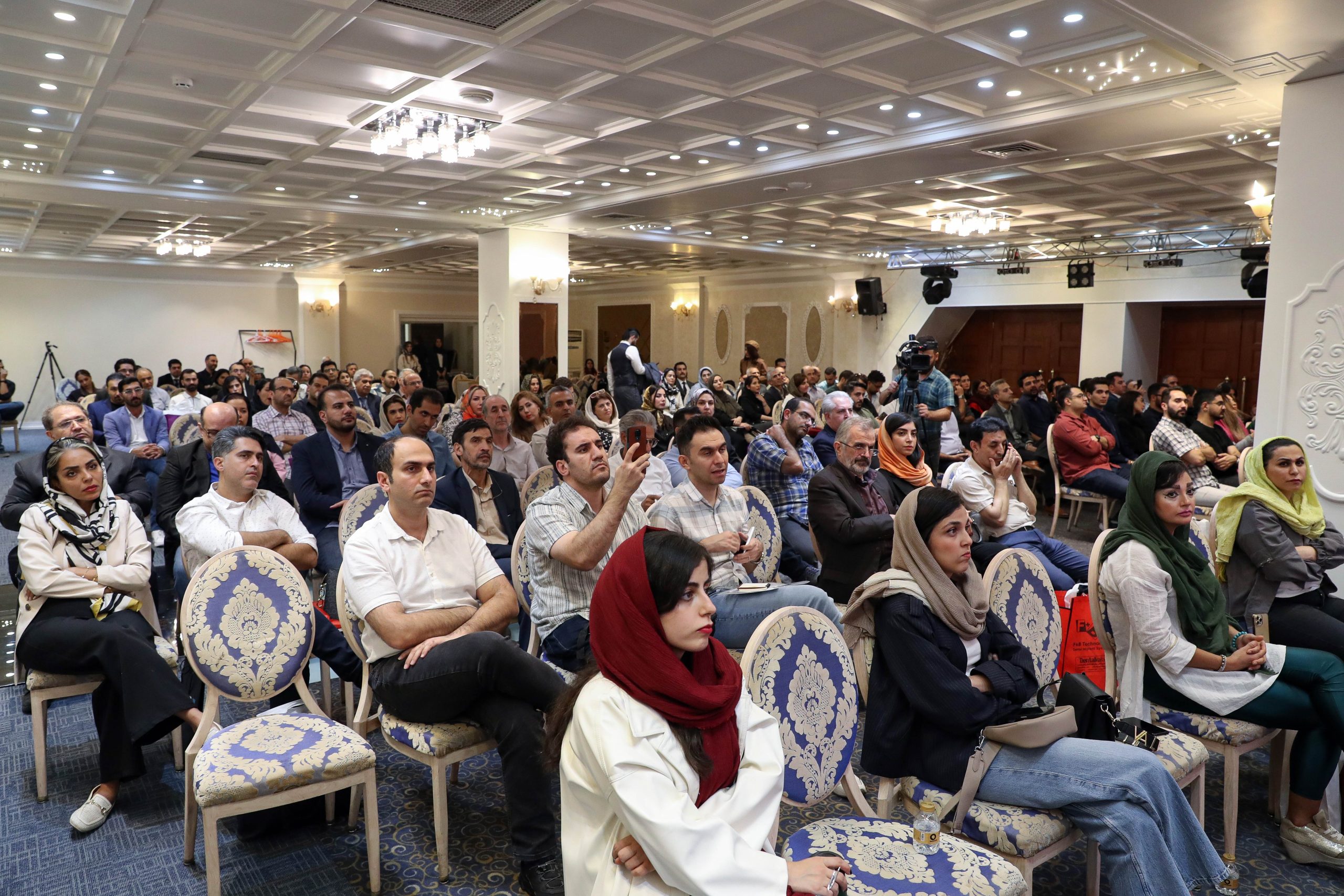 آریسا فرین طب در کنگره پریودنتولوژی ایران